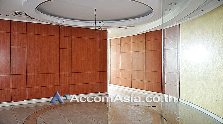 8  Office Space For Rent in Silom ,Bangkok BTS Surasak at Vorawat Building AA10943